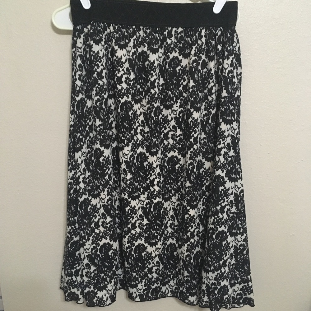 🖤 Lola - Black and White Floral Roses